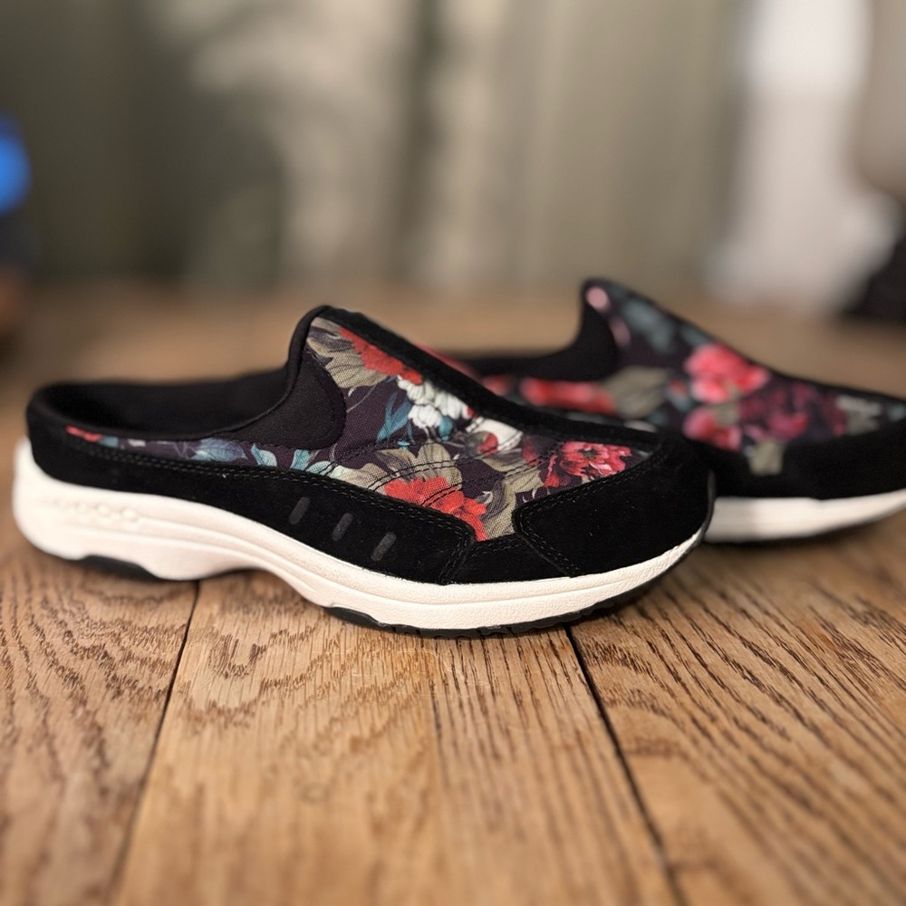 Easy Spirit flower slip on shoes. Size 6 1/2